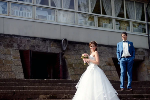 Casal lindo nas escadas — Fotografia de Stock