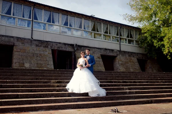 Наречений і наречений обіймаються сходами — стокове фото