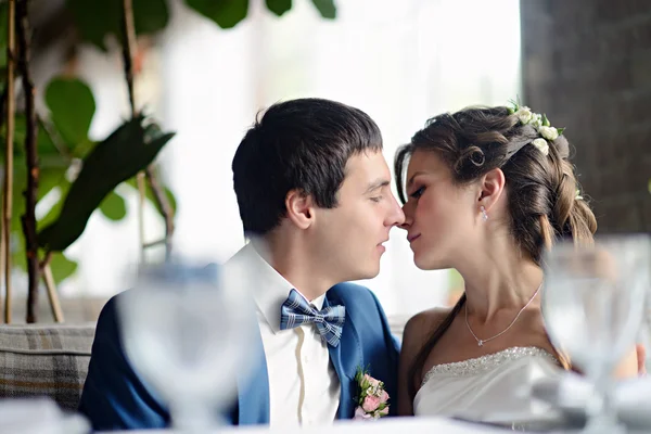 Vackra bröllopsparet kramas inomhus — Stockfoto