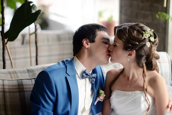 Schönes Hochzeitspaar umarmt sich drinnen — Stockfoto