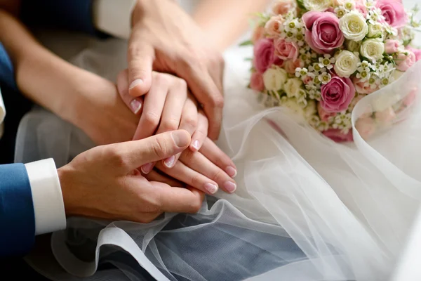 Hochzeitspaar hält Händchen — Stockfoto