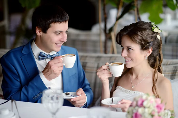 Bruidspaar koffie drinken — Stockfoto