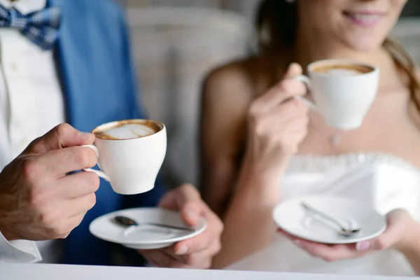 Boda pareja bebiendo café —  Fotos de Stock
