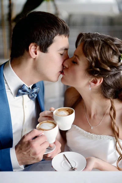 Svatební pár pití kávy — Stock fotografie