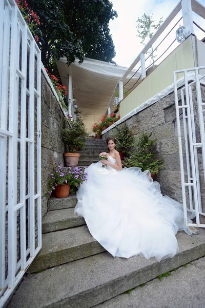 Bela noiva em vestido de noiva com buquê — Fotografia de Stock