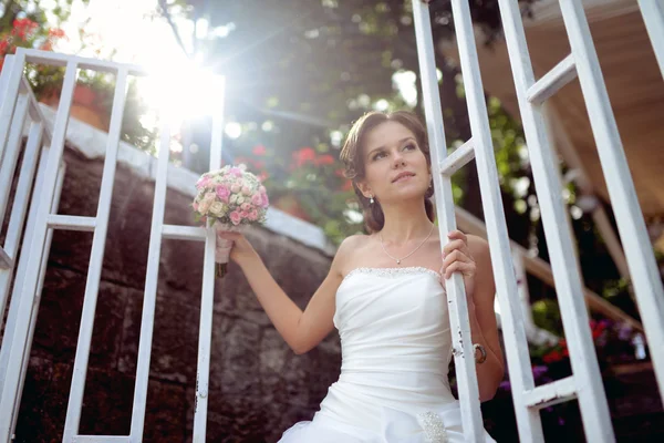 Bela noiva em vestido de noiva com buquê — Fotografia de Stock