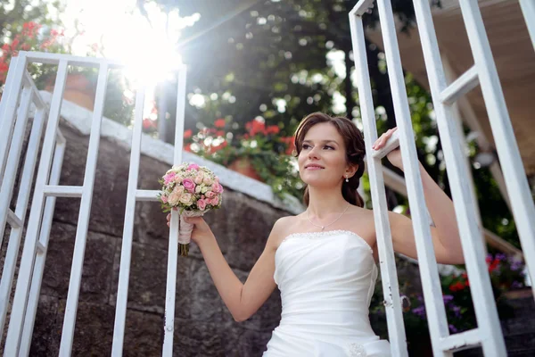 Bela noiva em vestido de noiva com buquê — Fotografia de Stock