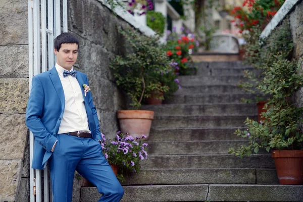 Yakışıklı damat takım elbise poz