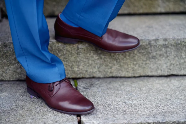 Novio usando zapatos —  Fotos de Stock