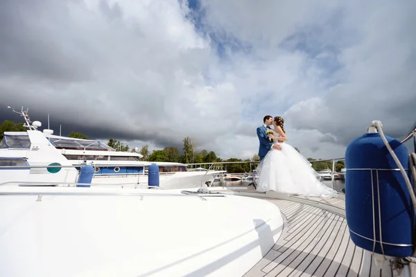 Matrimonio coppia abbracci su yacht — Foto Stock