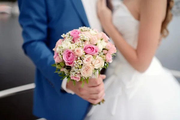 Pareja de boda con ramo — Foto de Stock