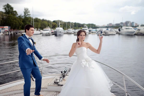 ヨットの上で踊る結婚式のカップル — ストック写真