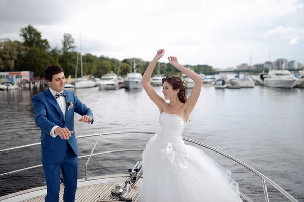 Bruidspaar dansen op jacht — Stockfoto