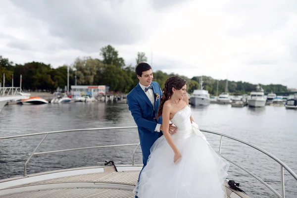 Весільна пара танцює на яхті — стокове фото
