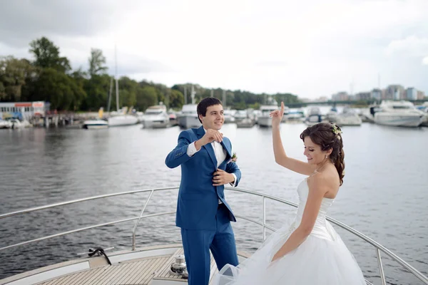 Casal de casamento dançando no iate — Fotografia de Stock