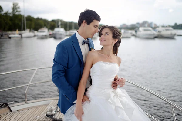 Esküvői pár átölelve a yacht — Stock Fotó