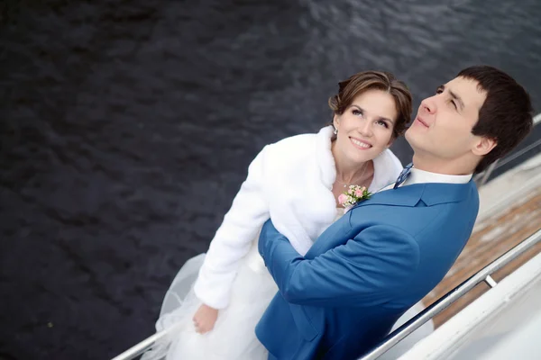 Svatební pár objímání na jachtě — Stock fotografie