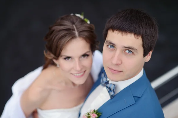 Wedding couple hugging on yacht — Stock Photo, Image