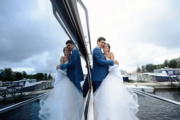 Pareja de boda abrazándose en yate — Foto de Stock