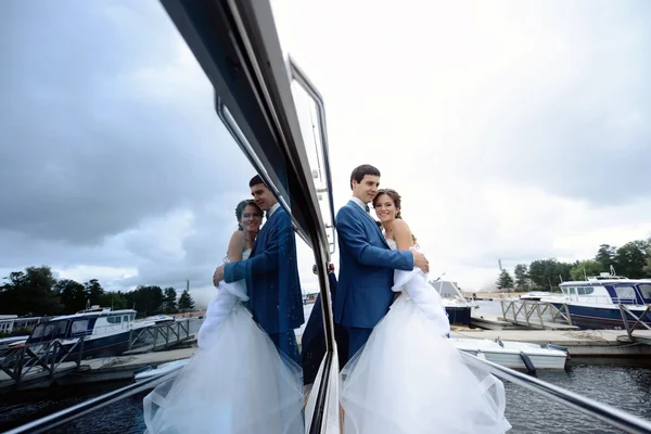 Matrimonio coppia abbracci su yacht — Foto Stock