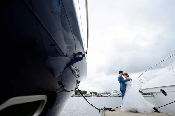 Beautiful wedding couple on pier — Stock Photo, Image