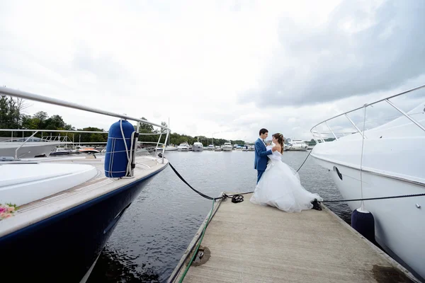 Hermosa pareja de boda en el muelle — Foto de Stock