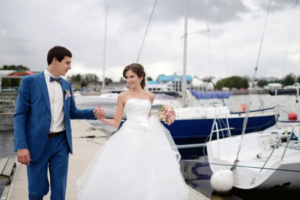 Hermosa pareja de boda en el muelle — Foto de Stock