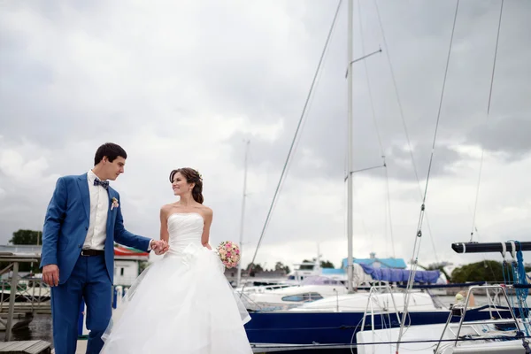 Casal bonito perto de barcos — Fotografia de Stock