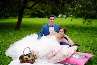 Gelin ve damat parkta sarılma