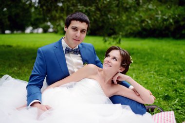 Gelin ve damat parkta sarılma