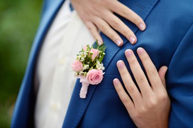 Güzel gelin ve damat sarılma