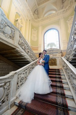 Merdivenlerde sarılma Düğün çifti