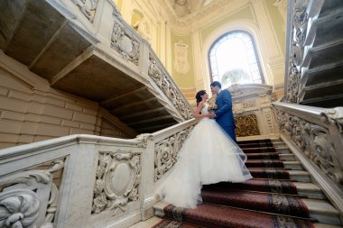 Merdivenlerde sarılma Düğün çifti