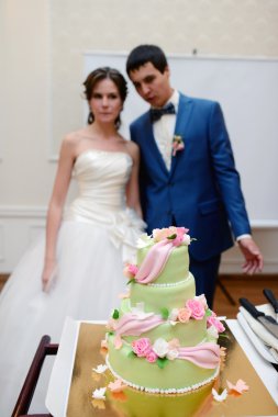 Gelin ve damat düğün pastasını kesiyor