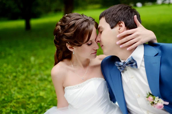 Belo casamento casal abraçando no parque — Fotografia de Stock