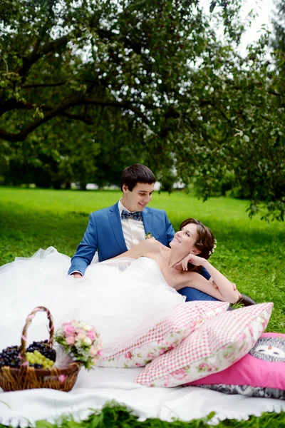 Bride and groom hugging in park — Stock Photo, Image