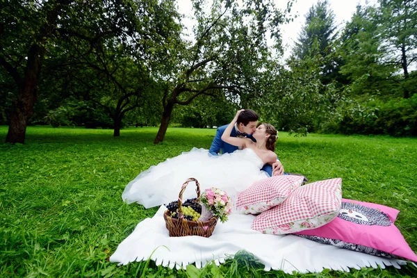 Νύφη και ο γαμπρός αγκάλιασμα στο πάρκο — Φωτογραφία Αρχείου