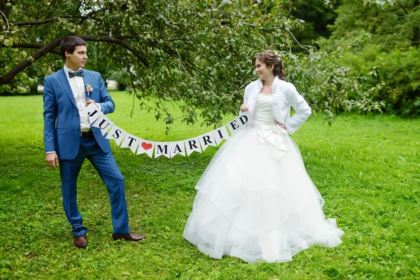 Весільна пара позує в парку — стокове фото