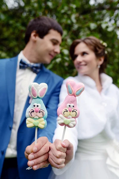 Casamento casal segurando doces engraçados — Fotografia de Stock