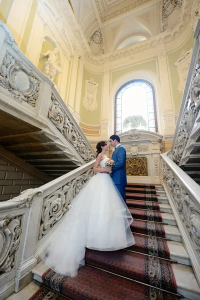 Casamento casal abraçando em escadas — Fotografia de Stock