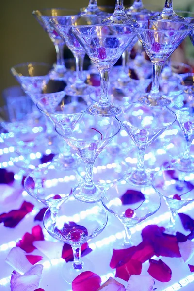 Helder glazen voor alcohol met bessen — Stockfoto