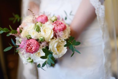 Gelin düğün buketi tutuyor.