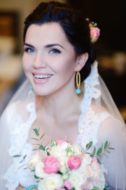 Güzel esmer gelin buketi ile