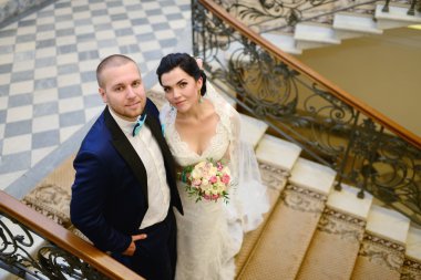 Güzel düğün çifti sarılma 