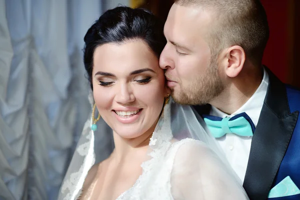 Hermosa pareja de boda abrazos — Foto de Stock