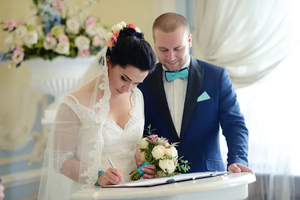Наречений і наречений зареєстрували шлюб — стокове фото