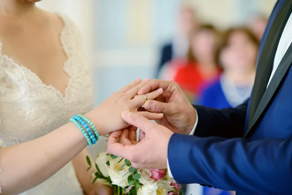 Pareja de boda en la ceremonia de matrimonio — Foto de Stock