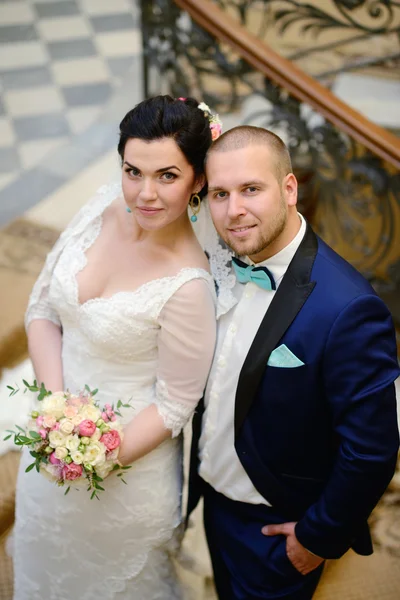 Прекрасная свадебная пара обнимается — стоковое фото