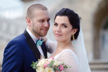 Güzel düğün çifti sarılma