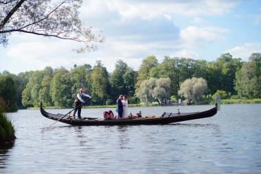 Gondol üzerinde sarılma Düğün çifti